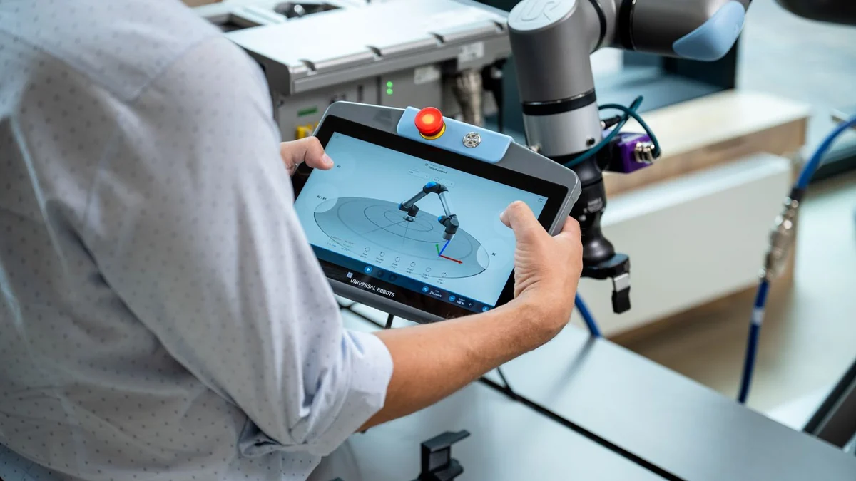 Operador junto a un robot colaborativo de Universal Robots